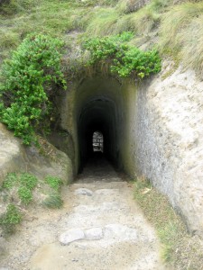 Jaha, daher kommmt der Name "Tunnel Beach"