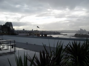 Dachterrasse YHA Sydney Harbour - Links die Harbour Bridge - Rechts das Opernhaus